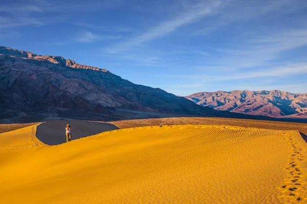 Photographe marchant dans les dunes de sable — Photo