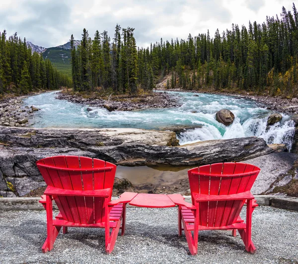 두 개의 빨간색 deckchairs 계곡 근처 — 스톡 사진