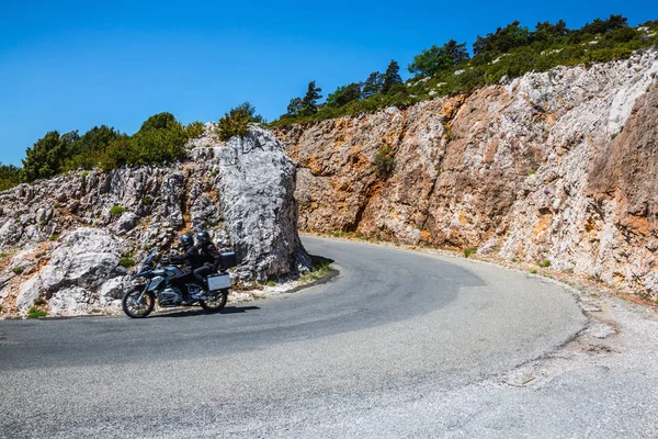 Motosikletçiler sarp dağ yolu üzerinde — Stok fotoğraf