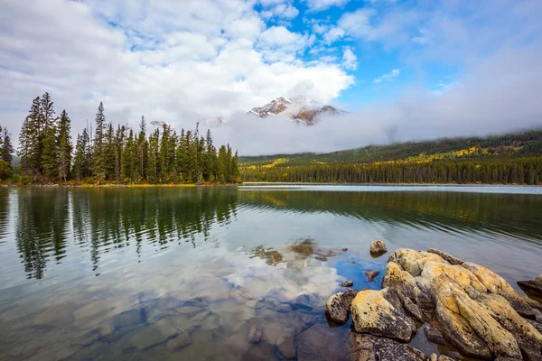 Lago pirâmide no Canadá — Fotografia de Stock