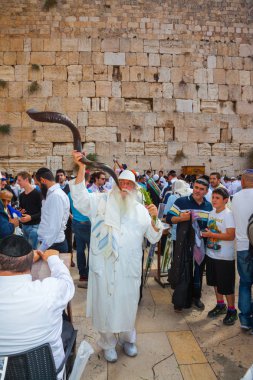 Yaşlı adam shofar havaya uçurur.