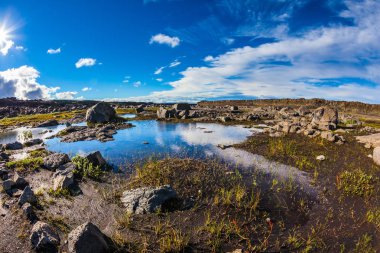 gökyüzü yansıması ile birikintisi
