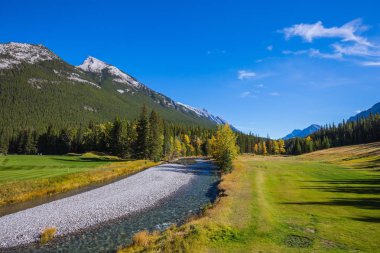 Beneaped akışı çakıllı alt ile 