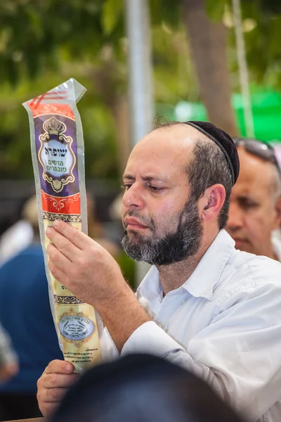 Judisk man köper mat — Stockfoto