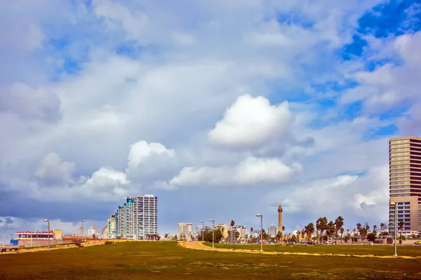 Rascacielos en el paseo marítimo de Tel Aviv —  Fotos de Stock