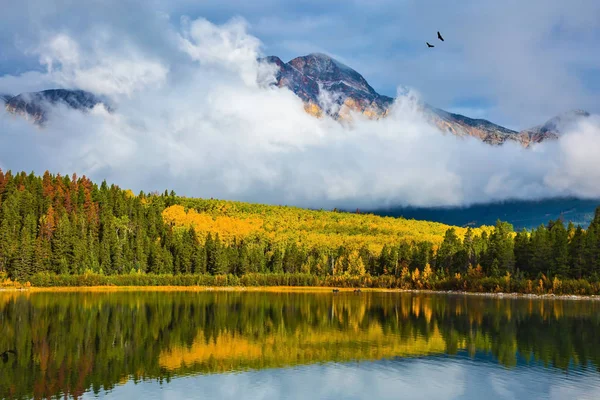 Patricia jeziora, dalekich górach — Zdjęcie stockowe