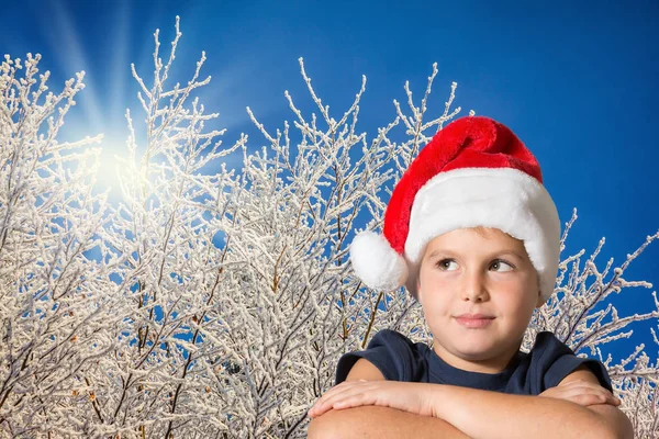 サンタ クロースの赤い帽子の少年 — ストック写真