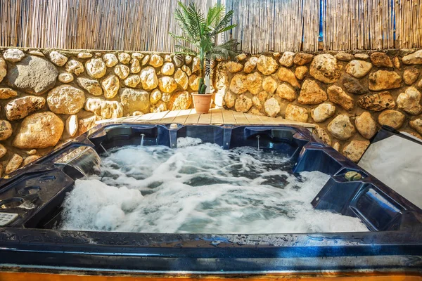 Wut Wasser in der Badewanne Whirlpool — Stockfoto