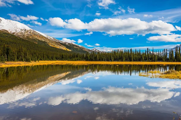 Jezero v rocky mountains — Stock fotografie