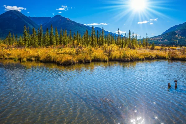록 키 산맥 주홍 색 호수 — 스톡 사진