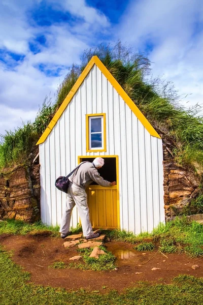 Tourist looking at door of house — Stock Photo, Image