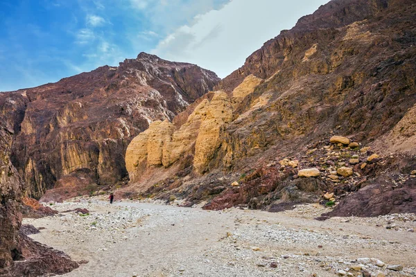 Frau läuft am schwarzen Canyon entlang — Stockfoto