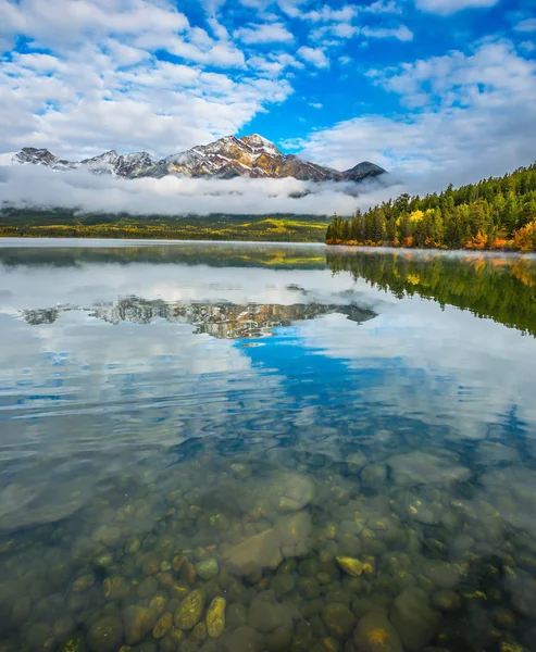 Pyramid lake v Kanadě — Stock fotografie