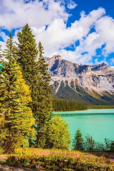 Lago Esmeralda no Parque Nacional Yoho — Fotografia de Stock