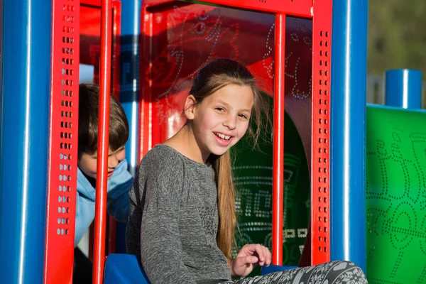 Soeur et frère dans les enfants diapositives — Photo