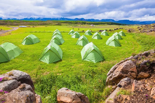 Zielony namiotów obozu harcerskiego — Zdjęcie stockowe