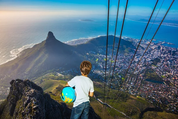 Panorama Ciudad del Cabo y chico con globo —  Fotos de Stock