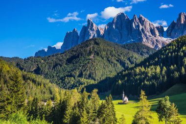 Kayalık tepeler ve Dolomites ormanlık Dağları