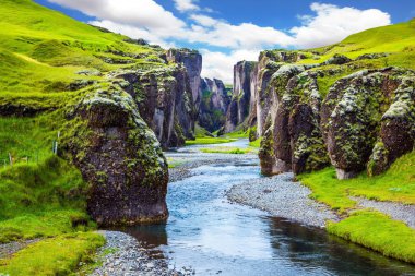 Kayalıklarla Kanyon ve strem manzara