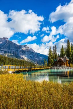  Yoho Ulusal Parkı 'ndaki Emerald Gölü