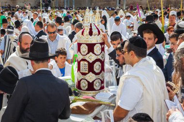 Yahudiler Tevrat için dua getirdi.