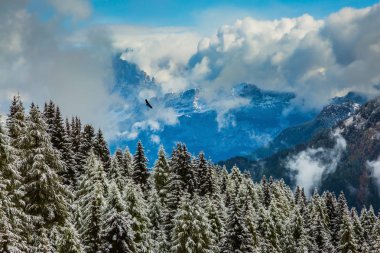 Karlı Dolomites dağlar