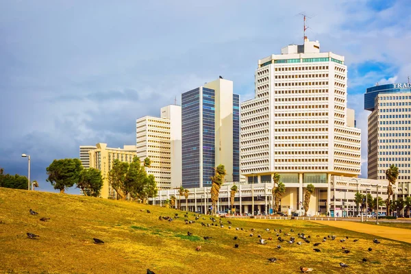 Tel Aviv sahil üzerinde gökdelenler — Stok fotoğraf