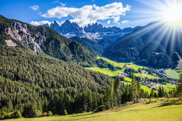 Landschaft mit Bergen und Wiesen — Stockfoto