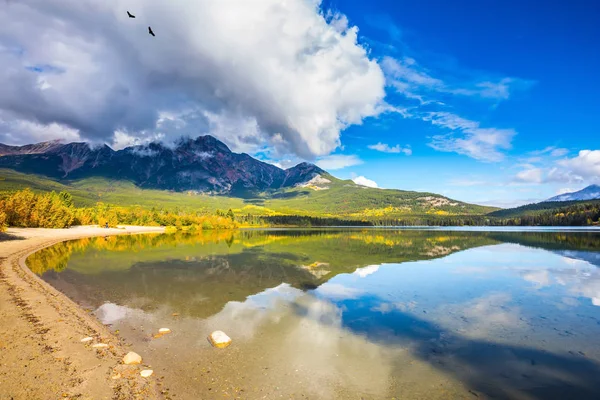 Pirámide Montaña reflejada en Pirámide Lago — Foto de Stock