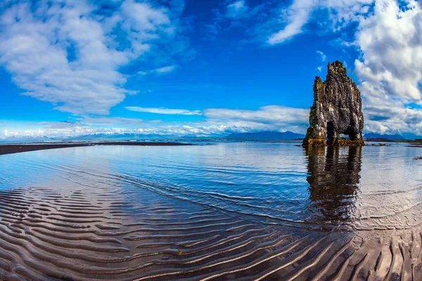 Landskap med rock på strand vid havet — Stockfoto