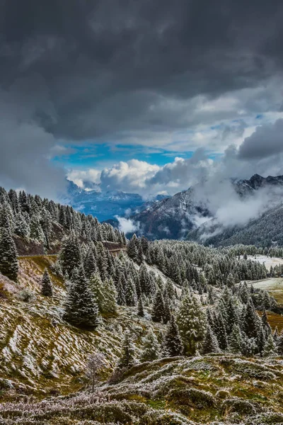 Nuvens de chuva sobre montanhas — Fotografia de Stock