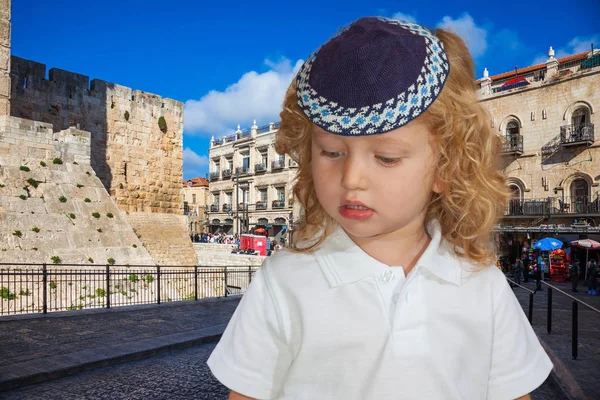 Chlapec v židovských jarmulku — Stock fotografie
