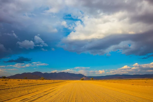 Afrikaanse landschap met bergen — Stockfoto