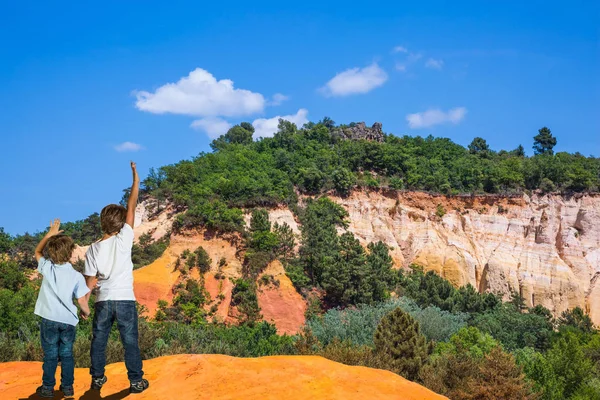 Hermanos admirar montañas paisaje — Foto de Stock