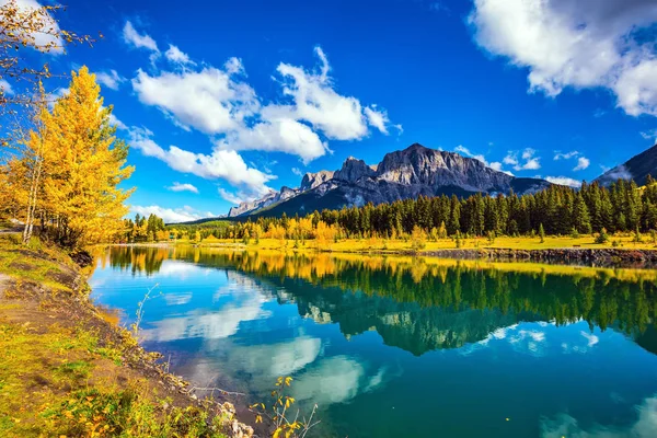 Picturesque lake in Canmore — Stock Photo, Image