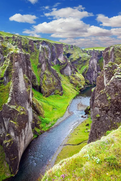 Táj sziklák canyon és strem — Stock Fotó