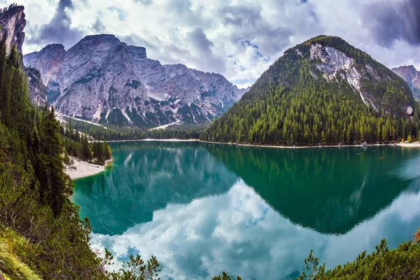 Lago Lago di Braies — Foto de Stock