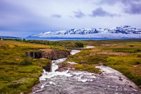 Flache Tundra-Landschaft mit Bachläufen — Stockfoto