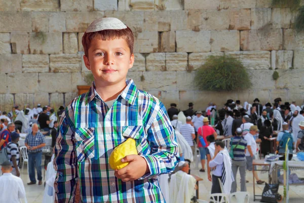 Garçon dans skullcap avec etrog — Photo