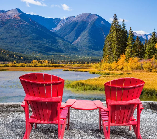 Comfortabele ligstoelen aan oever van lake — Stockfoto