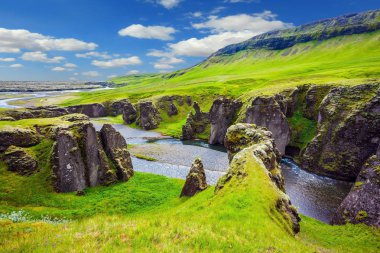 Kanyon Fyadrarglyufur ve akış kayalıklarla 