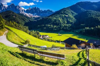 yeşil çayırlar iki ahşap banklar