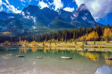 saf Gölü önünde dağlar taşlar 