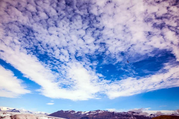 Ριγέ σύννεφα πάνω από τα βουνά — Φωτογραφία Αρχείου