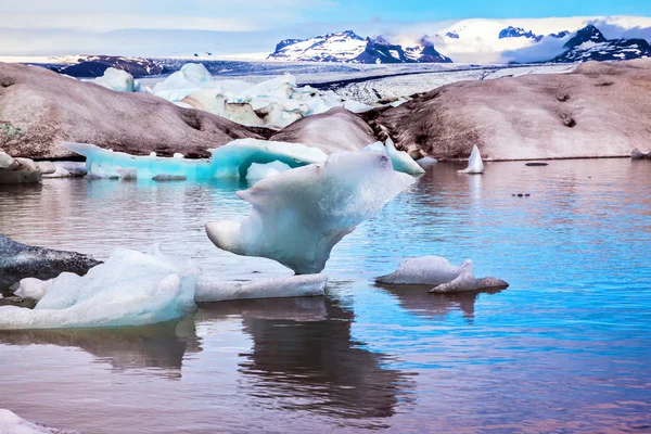 Icebergs e placas de gelo refletidas na água — Fotografia de Stock