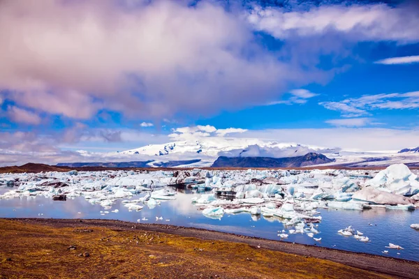 Wolken en ice floes van lagune Jokulsarlon — Stockfoto