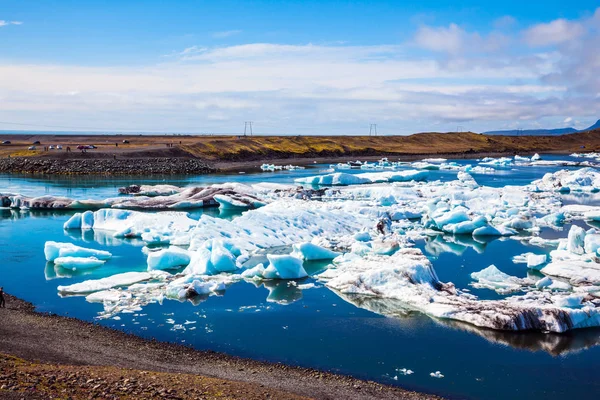 Hielo blanco-azul se encuentra en el agua turquesa — Foto de Stock