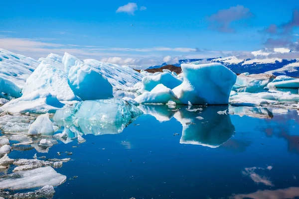 Icebergs y témpanos reflejados en el agua de la laguna — Foto de Stock