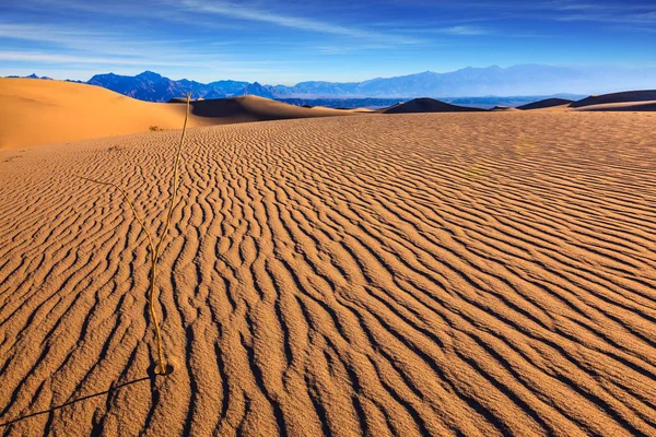 Death Valley met dunne golven op zand — Stockfoto