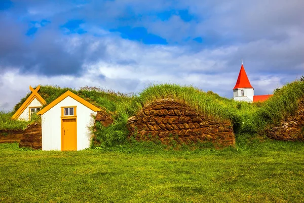 çim ve çim kaplı evlerin Köyü 